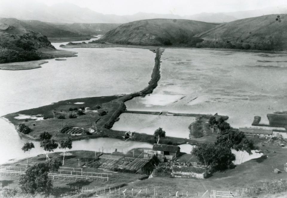 A black-and-white aerial image of the Alakoko Fishpond in the early 1900s
