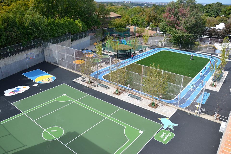 New research from The Trust for Public Land reveals a strong connection between income and schoolyard temperature. Schoolyards that skew hotter are more likely to be surrounded by households on the lower end of the income spectrum.